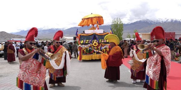 ਭਗਵਾਨ ਬੁੱਧ ਦੇ ਪਵਿੱਤਰ ਅਵਸ਼ੇਸ਼ਾਂ ਨੂੰ ਵਿਸ਼ੇਸ਼ ਜਹਾਜ਼ ਰਾਹੀਂ ਲੇਹ ਪਹੁੰਚਾਇਆ ਗਿਆ, ਬੁੱਧ ਪੂਰਨਿਮਾ ਪ੍ਰੋਗਰਾਮ ’ਚ ਗ੍ਰਹਿ ਮੰਤਰੀ ਲੈਣਗੇ ਹਿੱਸਾ