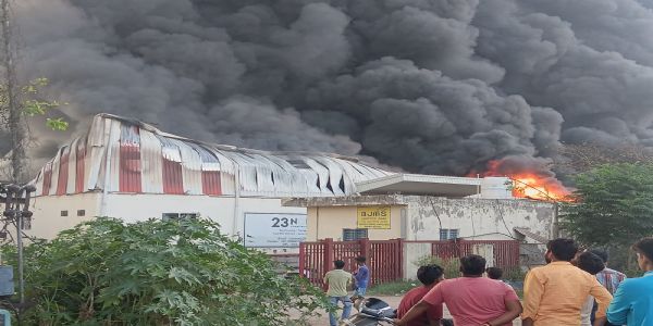 ਬਨੂੜ ਨੇੜੇ ਖੇੜੀ ਪਿੰਡ ਵਿੱਚ ਰਿਲਾਇੰਸ ਦੇ ਗੋਦਾਮ ਨੂੰ ਲੱਗੀ ਅੱਗ, ਸਮਾਨ ਸੜ੍ਹ ਕੇ ਸੁਆਹ