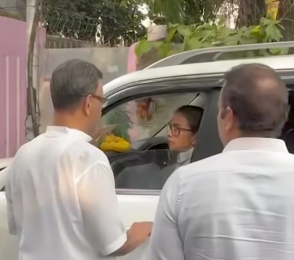 ਮਮਤਾ ਬੈਨਰਜੀ ਵਰਕਰਾਂ ਨਾਲ ਗੱਲਬਾਤ ਕਰਦੀ ਹੋਈ