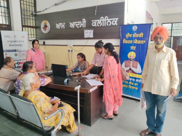 ਆਮ ਆਦਮੀ ਕਲੀਨਿਕਾਂ ਵਿਚ ਮੁੱਖ ਮੰਤਰੀ ਸਿਹਤ ਬੀਮਾ ਕਾਰਡ ਬਣਾਉਂਦੇ ਹੋਏ ਲੋਕ।