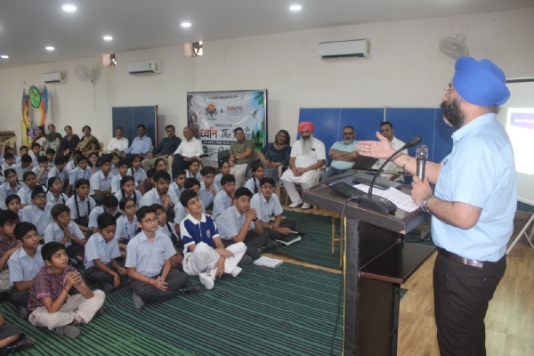 ਬੱਚਿਆਂ ਨੂੰ ਜਾਗਰੂਕ ਕਰਦੇ ਹੋਏ ਪ੍ਰਬੰਧਕ।