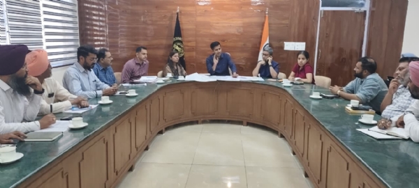 ਅਧਿਕਾਰੀਆਂ ਨਾਲ ਮੀਟਿੰਗ ਕਰਦੇ ਡਿਪਟੀ ਕਮਿਸ਼ਨਰ ਡਾ. ਹਿਮਾਂਸ਼ੂ ਅਗਰਵਾਲ