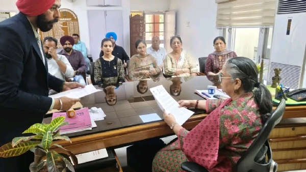 ਮੀਟਿੰਗ ਕਰਦੇ ਹੋਏ ਡਿਪਟੀ ਕਮਿਸ਼ਨਰ ਫਰੀਦਕੋਟ ਪੂਨਮਦੀਪ ਕੌਰ