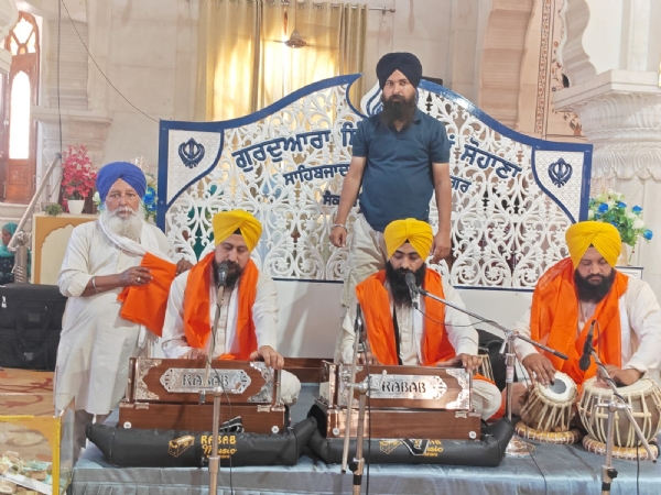 ਰਾਗੀ ਜਥੇ ਨੂੰ ਸਨਮਾਨਿਤ ਕਰਦੇ ਹੋਏ ਕਮੇਟੀ ਮੈਂਬਰ।