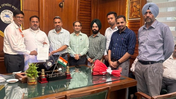 ਆਈ.ਓ.ਸੀ.ਐਲ ਦੇ ਨੁਮਾਇੰਦਿਆਂ ਨੂੰ ਪ੍ਰਵਾਨਗੀ ਪੱਤਰ ਜਾਰੀ ਕਰਦੇ ਚੇਅਰਮੈਨ ਹਰਪਾਲ ਜੁਨੇਜਾ