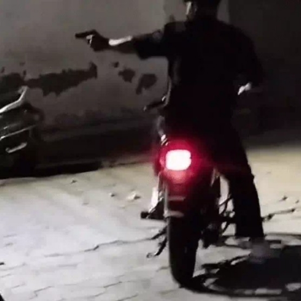 ਗੋਲੀਬਾਰੀ ਕਰਦੇ ਹੋਏ ਬਦਮਾਸ਼।