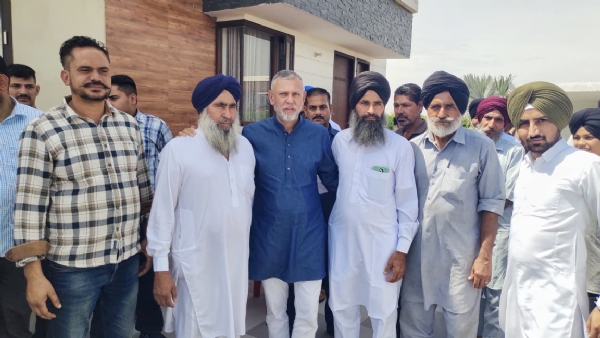 ਪਿੰਡ ਵਿੱਚ ਜਨਤਕ ਮੀਟਿੰਗ ਦੌਰਾਨ ਅਰਵਿੰਦ ਖੰਨਾ ਪਿੰਡ ਵਿੱਚ ਜਨਤਕ ਮੀਟਿੰਗ ਦੌਰਾਨ ਅਰਵਿੰਦ ਖੰਨਾ