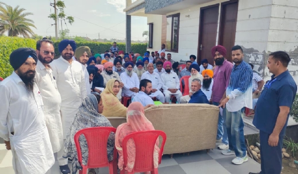 ਪਿੰਡ ਵਿੱਚ ਜਨਤਕ ਮੀਟਿੰਗ ਦੌਰਾਨ ਅਰਵਿੰਦ ਖੰਨਾ ਪਿੰਡ ਵਿੱਚ ਜਨਤਕ ਮੀਟਿੰਗ ਦੌਰਾਨ ਅਰਵਿੰਦ ਖੰਨਾ