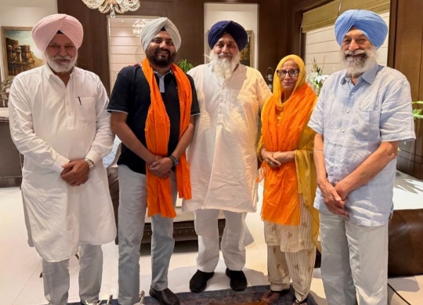 ਸ਼੍ਰੋਮਣੀ ਅਕਾਲੀ ਦਲ ’ਚ  ਸਤਵਿੰਦਰ ਕੌਰ ਨੂੰ ਸ਼ਾਮਲ ਕਰਦੇ ਹੋਏ ਸੁਖਬੀਰ ਬਾਦਲ।