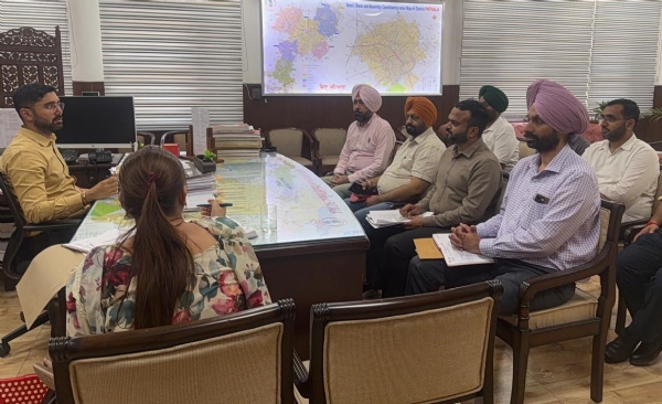 ਅਧਿਕਾਰੀਆਂ ਨੂੰ ਨਿਰਦੇਸ਼ ਦਿੰਦੇ ਡਿਪਟੀ ਕਮਿਸ਼ਨਰ ਵਰਜੀਤ ਵਾਲੀਆ ਅਧਿਕਾਰੀਆਂ ਨੂੰ ਨਿਰਦੇਸ਼ ਦਿੰਦੇ ਡਿਪਟੀ ਕਮਿਸ਼ਨਰ ਵਰਜੀਤ ਵਾਲੀਆ