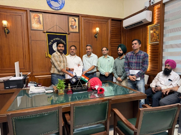 ਇਕਰਾਰਨਾਮਾ ਕਰਦੇ ਹੋਏ।