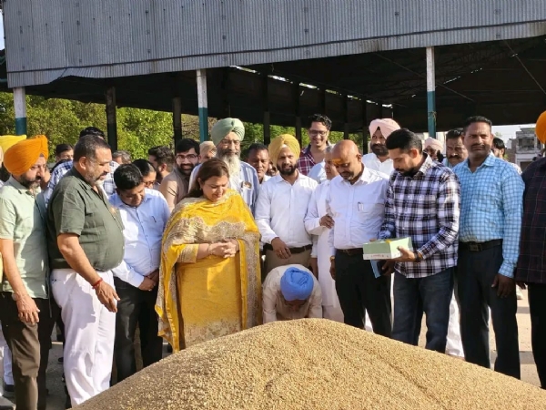 ਬਨੂੰੜ ਮੰਡੀ ਵਿੱਚ ਕਣਕ ਖਰੀਦ ਦੀ ਸ਼ੁਰੂਆਤ ਕਰਵਾਉਣ ਸਮੇਂ ਰਾਜਪੁਰਾ ਦੀ ਵਿਧਾਇਕ ਨੀਨਾ ਮਿੱਤਲ
