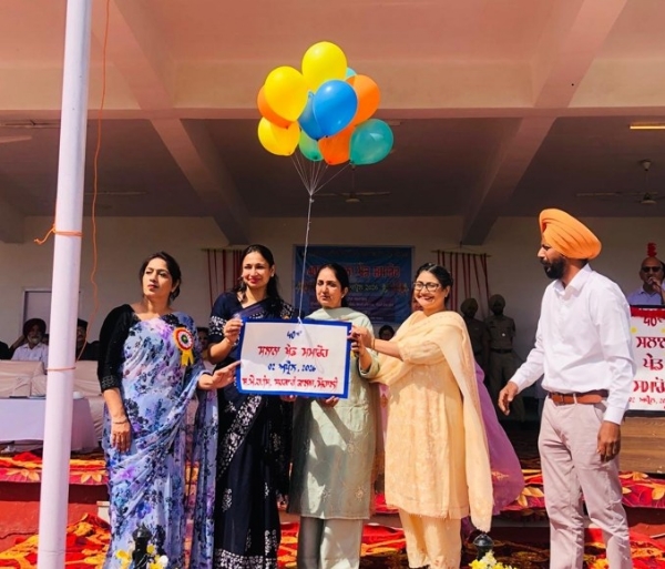 ਖੇਡ ਸਮਾਰੋਹ ਦਾ ਉਦਘਾਟਨ ਕਰਦੇ ਹੋਏ ਡੀ.ਸੀ. ਮੋਹਾਲੀ।