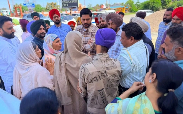 ਲੋਕਾਂ ਦੀਆਂ ਮੁਸ਼ਕਿਲਾਂ ਸੁਣਦੇ ਵਿਧਾਇਕ ਸ਼ੈਰੀ ਕਲਸੀ