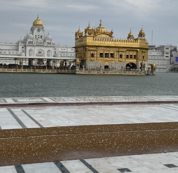 ਸ੍ਰੀ ਹਰਮੰਦਰ ਸਾਹਿਬ ਅੰਮ੍ਰਿਤਸਰ ਵਿਖੇ ਹੋਈ ਗੜ੍ਹੇਮਾਰੀ ਦਾ ਦ੍ਰਿਸ਼।