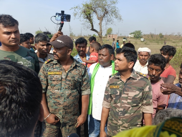 ਜੰਗਲਾਤ ਵਿਭਾਗ ਦੇ ਕਰਮਚਾਰੀ ਅਤੇ ਪੁਲਿਸ ਜਾਂਚ ਕਰਦੇ ਹੋਏ।