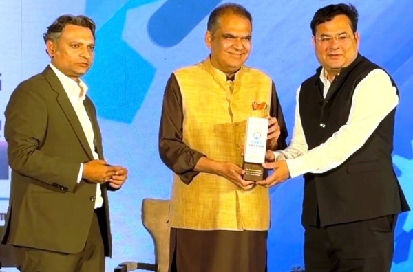 ਡਾ. ਅੰਸ਼ੂ ਕਟਾਰੀਆ ਨੂੰ ਸਨਮਾਨਿਤ ਕਰਦੇ ਕੈਬਨਿਟ ਮੰਤਰੀ ਸੰਜੀਵ ਅਰੋੜਾ