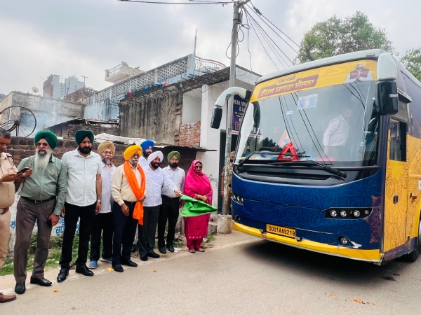 ਬੱਸ ਰਵਾਨਾ ਕਰਦੇ ਹੋਏ ਮੋਹਾਲੀ ਵਿਧਾਇਕ ਤੇ ਹੋਰ।