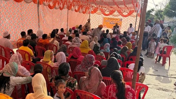 ਲੋਕ ਨਿਰਮਾਣ ਮੰਤਰੀ ਹਰਭਜਨ ਸਿੰਘ ਈ.ਟੀ.ਓ ਜੰਡਿਆਲਾ ਹਲਕੇ ਦੇ ਪਿੰਡ ’ਚ ਸਰਕਾਰ ਦੀਆਂ ਚਾਰ ਸਾਲ ਦੀਆਂ ਪ੍ਰਾਪਤੀਆਂ ਸਬੰਧੀ ਜਾਣਕਾਰੀ ਦਿੰਦੇ ਹੋਏ।