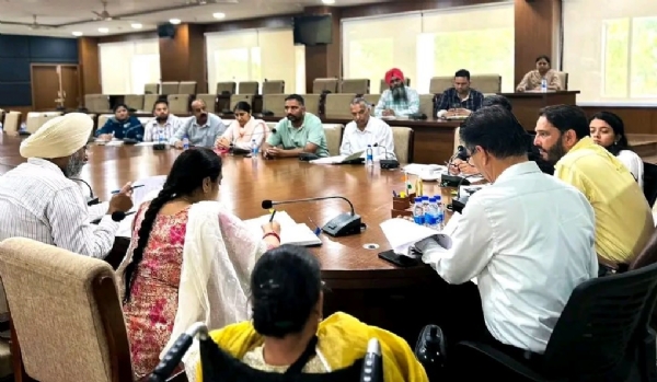 ਅਧਿਕਾਰੀਆਂ ਨਾਲ ਮੀਟਿੰਗ ਕਰਦੇ ਡਿਪਟੀ ਕਮਿਸ਼ਨਰ-ਕਮ-ਪ੍ਰਿੰਸੀਪਲ ਸੇਂਸਸ ਅਫਸਰ ਬਠਿੰਡਾ ਰਾਜੇਸ਼ ਧੀਮਾਨ