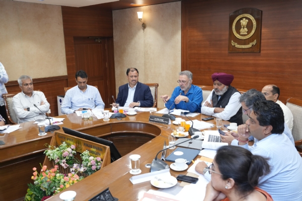 ਮੀਟਿੰਗ ਕਰਦੇ ਹੋਏ ਮੰਤਰੀ।