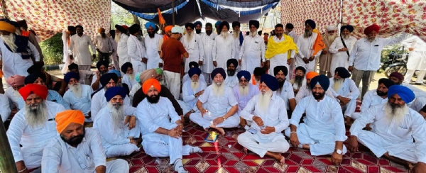 ਰੋਸ ਧਰਨਾ ਦਿੰਦੇ ਸ਼੍ਰੋਮਣੀ ਅਕਾਲੀ ਦਲ ਦੇ ਆਗੂ ਅਤੇ ਵਰਕਰ