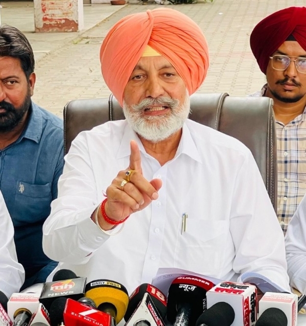 ਗੱਲਬਾਤ ਕਰਦੇ ਸੀਨੀਅਰ ਕਾਂਗਰਸੀ ਆਗੂ ਅਤੇ ਸਾਬਕਾ ਸਿਹਤ ਮੰਤਰੀ ਬਲਬੀਰ ਸਿੰਘ ਸਿੱਧੂ