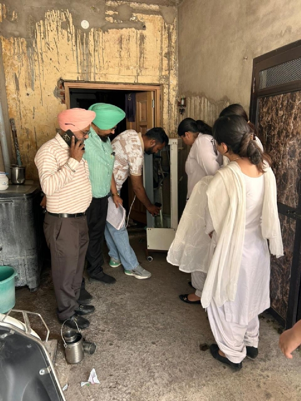 ਲੋਕਾਂ ਨੂੰ ਜਾਗਰੂਕ ਕਰਦੇ ਹੋਏ ਅਧਿਕਾਰੀ।