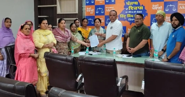 ਸੰਜੀਵ ਤਲਵਾੜ ਨੂੰ ਮੰਗ ਪੱਤਰ ਸੌਂਪਦਾ ਹੋਇਆ ‘ਮਿਡ-ਡੇ-ਮੀਲ ਵਰਕਰਜ਼ ਯੂਨੀਅਨ ਪੰਜਾਬ’ ਦਾ ਵਫ਼ਦ