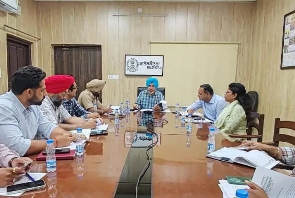 ਅਧਿਕਾਰੀਆਂ ਨਾਲ ਮੀਟਿੰਗ ਕਰਦੇ ਵਧੀਕ ਡਿਪਟੀ ਕਮਿਸ਼ਨਰ ਰਾਜਦੀਪ ਸਿੰਘ ਬਰਾੜ