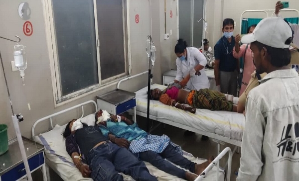 ਜ਼ਖਮੀਆਂ ਨੂੰ ਜ਼ਿਲ੍ਹਾ ਹਸਪਤਾਲ ਵਿੱਚ ਭਰਤੀ ਕਰਵਾਇਆ ਗਿਆ ਹੈ।