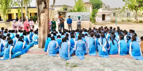 ਸਰਕਾਰੀ ਕੰਨਿਆਂ ਸੀਨੀਅਰ ਸੈਕੰਡਰੀ ਸਕੂਲ, ਸਾਦਿਕ ਵਿਖੇ ਐਚ.ਪੀ.ਵੀ ਵੈਕਸੀਨ ਬਾਰੇ ਕੀਤਾ ਜਾਗਰੂਕ