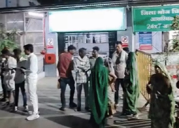 ਜ਼ਿਲ੍ਹਾ ਹਸਪਤਾਲ ਵਿੱਚ ਭੀੜ ਇਕੱਠੀ ਹੋ ਗਈ।
