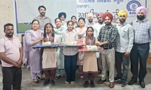ਟੌਪਰ ਵਿਦਿਆਰਥਣਾਂ ਦਾ ਸਨਮਾਨ ਕਰਦੇ ਹੋਏ ਉਪ ਜ਼ਿਲ੍ਹਾ ਸਿੱਖਿਆ ਅਧਿਕਾਰੀ ਮਨਵਿੰਦਰ ਕੌਰ ਭੁੱਲਰ, ਪ੍ਰਿੰਸੀਪਲ ਵਿਜੇ ਕਪੂਰ, ਡੀਆਰਸੀ ਰਾਜਵੰਤ ਸਿੰਘ ਅਤੇ ਹੋਰ।