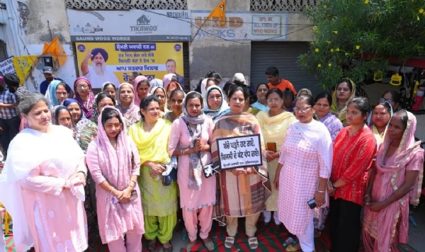 ਐਸ.ਡੀ.ਐਮ. ਦਫ਼ਤਰ ਦੇ ਬਾਹਰ ਰੋਸ ਧਰਨਾ ਦਿੰਦੇ ਅਕਾਲੀ ਆਗੂ ਅਤੇ ਵਰਕਰ