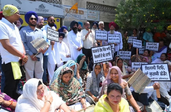 ਐਸ.ਡੀ.ਐਮ. ਦਫ਼ਤਰ ਦੇ ਬਾਹਰ ਰੋਸ ਧਰਨਾ ਦਿੰਦੇ ਅਕਾਲੀ ਆਗੂ ਅਤੇ ਵਰਕਰ