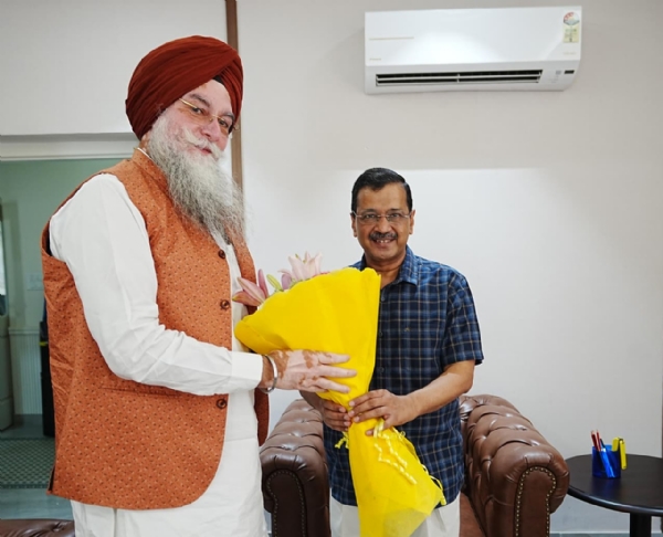 ਪੰਜਾਬ ਵਿਧਾਨ ਸਭਾ ਸਪੀਕਰ ਕੁਲਤਾਰ ਸਿੰਘ ਸੰਧਵਾਂ ਅਰਵਿੰਦ ਕੇਜਰੀਵਾਲ ਨਾਲ ਮੁਲਾਕਾਤ ਕਰਦੇ ਹੋਏ।