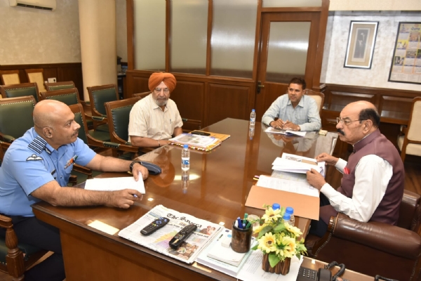 ਮੰਤਰੀ ਮੋਹਿੰਦਰ ਭਗਤ ਮੀਟਿੰਗ ਕਰਦੇ ਹੋਏ।