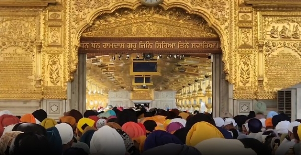 ਸੱਚਖੰਡ ਸ਼੍ਰੀ ਹਰਿਮੰਦਰ ਸਾਹਿਬ ਵਿਖੇ ਸੰਗਤ ਦਾ ਭਾਰੀ ਇਕੱਠ।