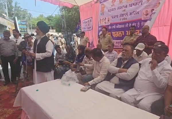 ਧਰਨੇ ਨੂੰ ਸੰਬੋਧਨ ਕਰਦੇ ਬਸਪਾ ਪ੍ਰਧਾਨ ਡਾ. ਕਰੀਮਪੁਰੀ ਧਰਨੇ ਨੂੰ ਸੰਬੋਧਨ ਕਰਦੇ ਬਸਪਾ ਪ੍ਰਧਾਨ ਡਾ. ਕਰੀਮਪੁਰੀ