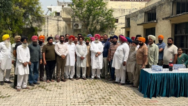 ਪਿੰਡ ਵਾਸੀਆਂ ਨਾਲ ਗੱਲਬਾਤ ਕਰਦੇ ਬਲਬੀਰ ਸਿੰਘ ਸਿੱਧੂ