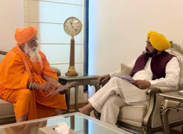 ਮੁੱਖ ਮੰਤਰੀ ਨਾਲ ਮੀਟਿੰਗ ਕਰਦੇ ਹੋਏ ਸੰਤ ਸੀਚੇਵਾਲ।