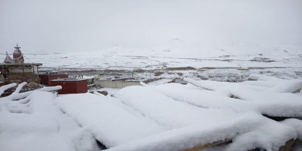 ਨੇਪਾਲ ਦੇ ਮਸ਼ਹੂਰ ਧਾਰਮਿਕ ਸਥਾਨ ਮੁਕਤੀਨਾਥ ਮੰਦਰ ਅਤੇ ਆਲੇ-ਦੁਆਲੇ ਭਾਰੀ ਬਰਫ਼ਬਾਰੀ