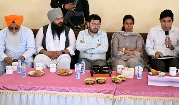 ਮੰਤਰੀ ਡਾ. ਰਵਜੋਤ ਸਿੰਘ ਭੀਖੋਵਾਲ ਵਿਖੇ 7 ਅਪ੍ਰੈਲ ਨੂੰ ਹੋਣ ਵਾਲੇ ਸਮਾਗਮ ਦੀਆਂ ਤਿਆਰੀਆਂ ਅਤੇ ਪ੍ਰਬੰਧਾਂ ਦੀ ਸਮੀਖਿਆ ਕਰਦੇ ਹੋਏ।