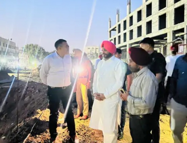 ਰਿਗੋ ਪੁੱਲ ਦੇ ਕੰਮ ਦਾ ਲਿਆ ਜਾਇਜ਼ਾ ਲੈਂਦੇ ਹੋਏ ਰਵਨੀਤ ਸਿੰਘ ਬਿੱਟੂ।