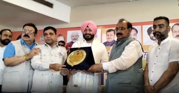 ਰਾਜ ਕੇਂਦਰੀ ਮੰਤਰੀ ਰਵਨੀਤ ਸਿੰਘ ਬਿੱਟੂ ਦਾ ਸਨਮਾਨ ਕਰਦੇ ਹੋਏ ਸੀਨੀਅਰ ਭਾਜਪਾ ਆਗੂ।