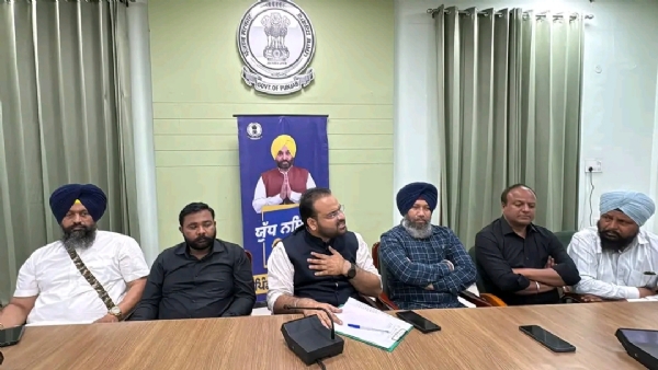 ਨਸ਼ਾ ਮੁਕਤੀ ਮੋਰਚਾ ਅੰਮ੍ਰਿਤਸਰ ਸ਼ਹਿਰੀ ਦੀ ਮੀਟਿੰਗ ’ਚ ਪਹੁੰਚੇ ਮੈਂਬਰ। ਨਸ਼ਾ ਮੁਕਤੀ ਮੋਰਚਾ ਅੰਮ੍ਰਿਤਸਰ ਸ਼ਹਿਰੀ ਦੀ ਮੀਟਿੰਗ ’ਚ ਪਹੁੰਚੇ ਮੈਂਬਰ।