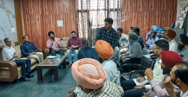 ਜਨਗਣਨਾ ਸਬੰਧੀ ਟ੍ਰੇਨਿੰਗ ਦੀ ਸ਼ੁਰੂਆਤ ਮੌਕੇ ਸੰਬੋਧਨ ਕਰਦੇ ਹੋਏ ਡਿਪਟੀ ਕਮਿਸ਼ਨਰ ਰਾਹੁਲ। ਨਾਲ ਹਨ ਵਧੀਕ ਡਿਪਟੀ ਕਮਿਸ਼ਨਰ (ਜ) ਸੁਰਿੰਦਰ ਸਿੰਘ, ਉਪ ਅਰਥ ਅਤੇ ਅੰਕੜਾ ਸਲਾਹਕਾਰ ਡਾ.ਅਮਨਦੀਪ ਸਿੰਘ ਤੇ ਹੋਰ।