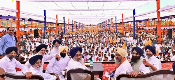 ਸ੍ਰੀ ਮੁਕਤਸਰ ਸਾਹਿਬ ਦੀ ਰੈਲੀ ਦੌਰਾਨ ਸੁਖਬੀਰ ਬਾਦਲ ਤੇ ਅਕਾਲੀ ਆਗੂ। ਸ੍ਰੀ ਮੁਕਤਸਰ ਸਾਹਿਬ ਦੀ ਰੈਲੀ ਦੌਰਾਨ ਸੁਖਬੀਰ ਬਾਦਲ ਤੇ ਅਕਾਲੀ ਆਗੂ।