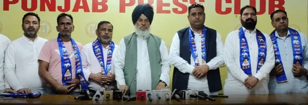 ਬਸਪਾ ’ਚ ਸ਼ਾਮਲ ਕਰਦੇ ਹੋਏ ਪ੍ਰਦੇਸ਼ ਪ੍ਰਧਾਨ ਡਾ. ਅਵਤਾਰ ਸਿੰਘ ਕਰੀਮਪੁਰੀ